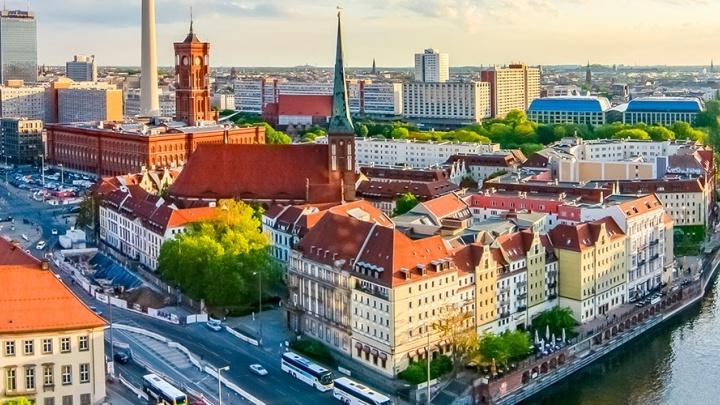 View of cityscape 和 river in Berlin, 德国y